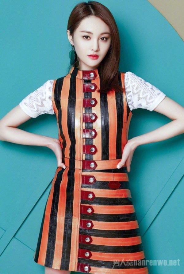 郑爽拍卖衣服粉丝力挺 1元价格叫到1万元 背后原因很暖