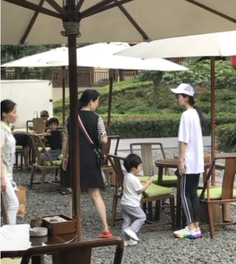 Baby陪儿子小海绵玩耍 穿着朴素发型随意很路人