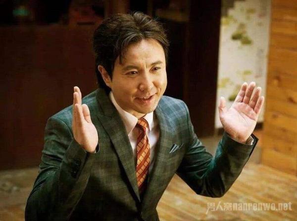 沈腾胖了好多 岁月撑开了脸上的褶子 吹股了腮帮子