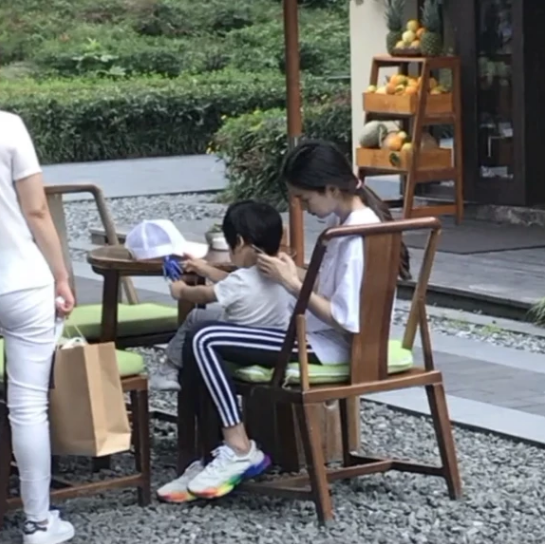 Baby陪儿子小海绵玩耍 穿着朴素发型随意很路人