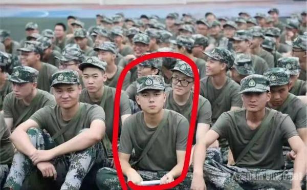 军训新生撞脸李现 简直复制粘贴 网友：李现是大众脸