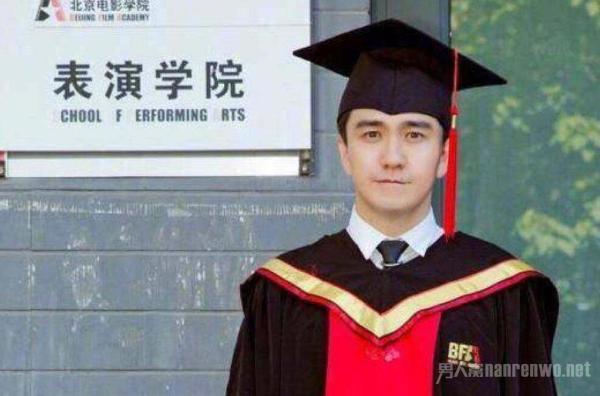 翟天临酒吧嗨整夜有辣妹作伴 学术不端被查后暴露原型