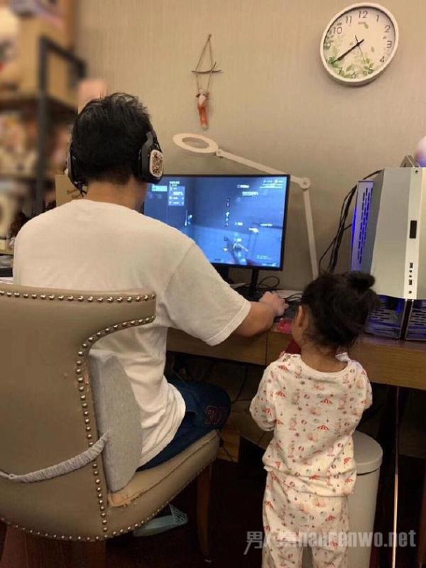 陈赫被女儿围观打游戏 网瘾父亲沉迷网络 女儿苦劝无果