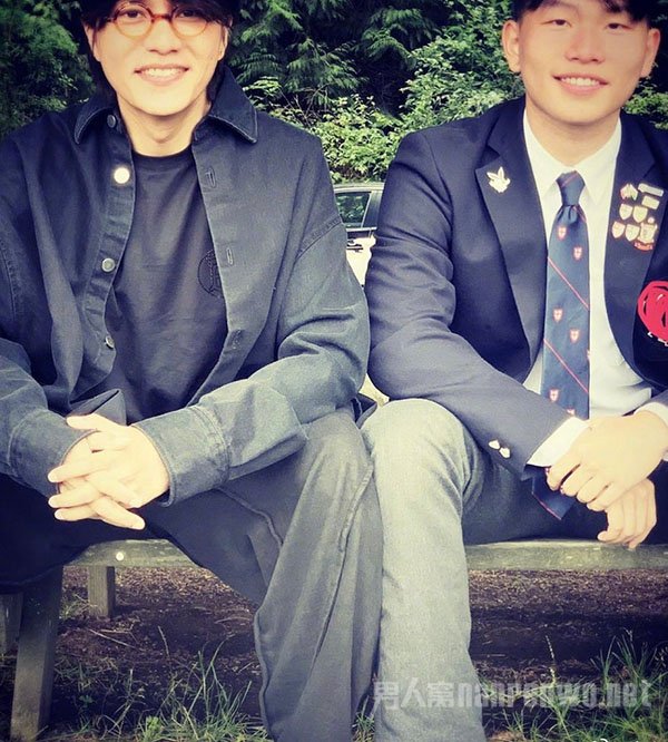 陈坤晒儿子校服照 爸爸比儿子还年轻 网友：越长越残