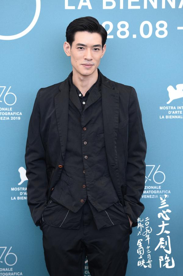 定了！娄烨新作《兰心大剧院》12月7日全国公映 “双面”巩俐谍影戏中戏