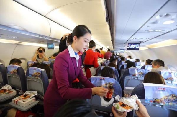 《中国机长》万米高空首映礼 李沁张天爱化身空姐为乘客分发老干妈