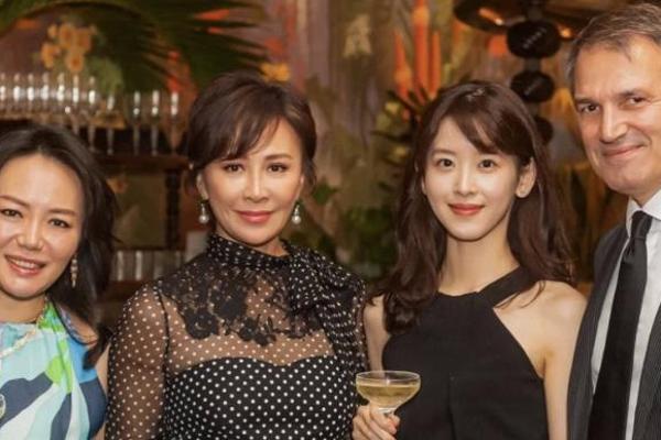 章泽天留学生活曝光：与男伴看英超 恢复社交赴珠宝晚...