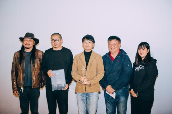 《春江水暖》获重庆青年电影展最佳长片 当代叙事赢得国内外广泛认可