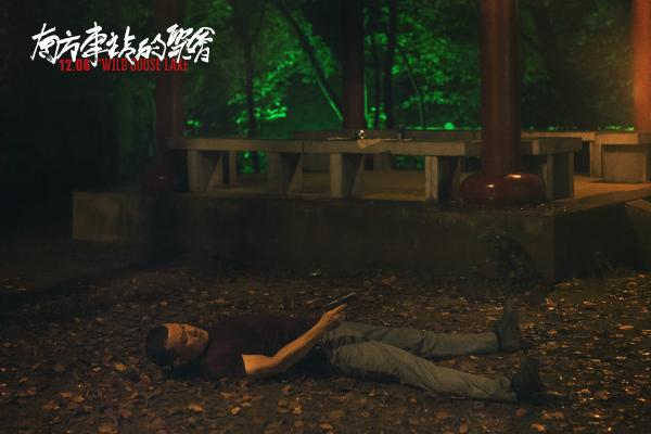 《南方车站的聚会》曝“治欲”版海报 胡歌情牵桂纶镁上演“绷带杀”