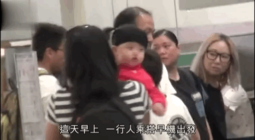 港媒曝张柏芝三胎儿子正面照 同二哥幼时超像
