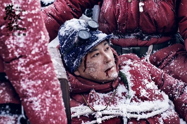 《攀登者》突破十亿大关 片尾彩蛋曝光致敬中国英雄