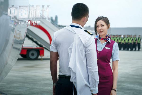 《中国机长》总票房突破22亿曝全新特辑 揭秘万米高空的平凡英雄