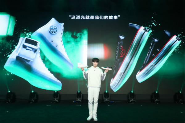 张艺兴亲自参与联名款设计鞋子将于11月1日发售