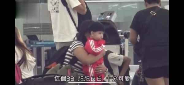 港媒曝张柏芝三胎儿子正面照 同二哥幼时超像