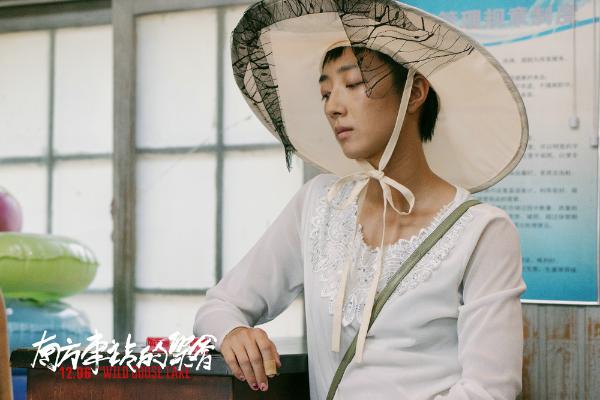 《南方车站的聚会》曝“治欲”版海报 胡歌情牵桂纶镁上演“绷带杀”