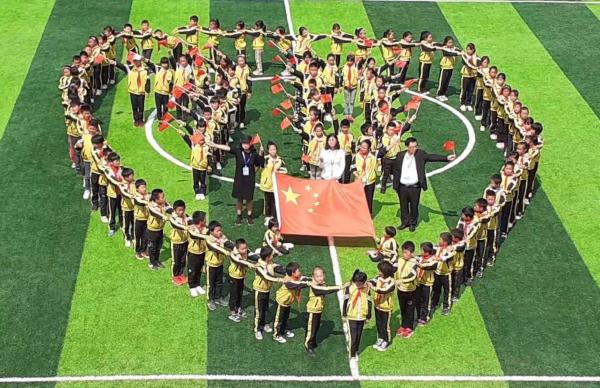 鹿晗“足球第一课”公益项目 入选中国扶贫基金会明星公益经典案例集