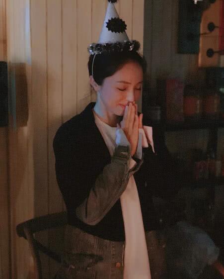 董璇办37岁生日会关悦等好友到场 甜笑许愿单身状态好
