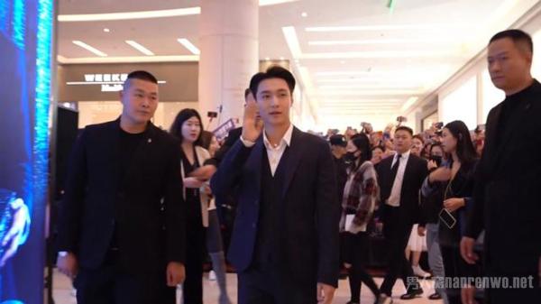 张艺兴被粉丝趴车窗 表情冷淡被指冷血 网友：乱带节奏