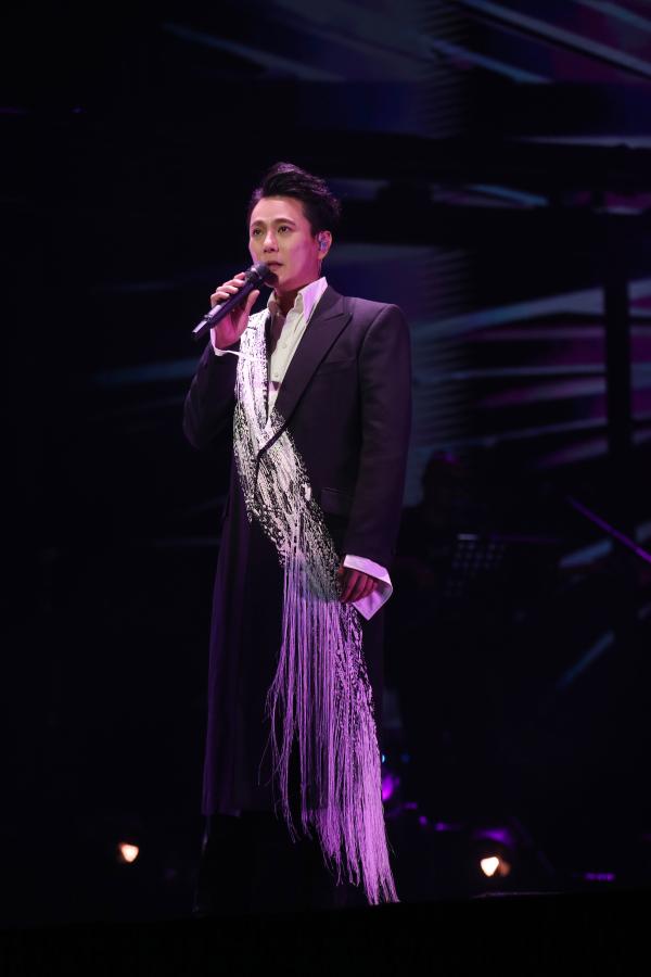 张信哲演唱会首登佛山 感恩歌迷泪洒“未来式”舞台