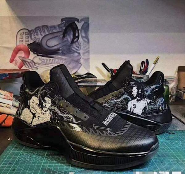 林书豪为缅怀高以翔在球鞋上印两人合影：永远的兄弟