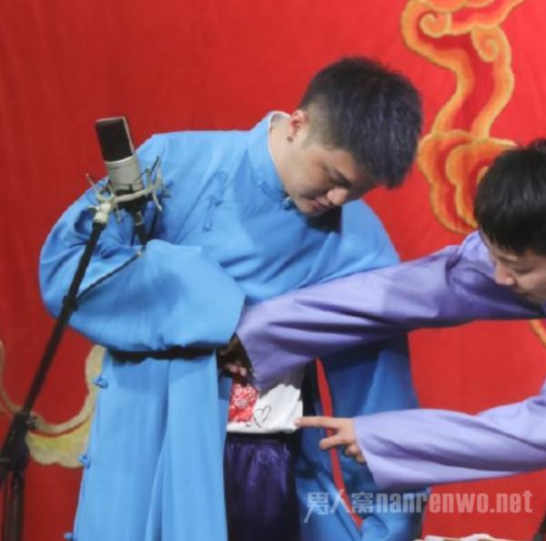 刘九思大褂 网友：你准备的小心心藏不住了！