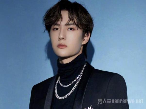 王一博表演完迷路了 手足无措找帽子 网友：不一般的憨