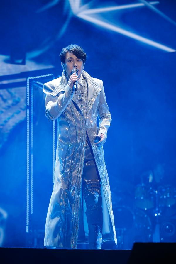 张信哲演唱会首登佛山 感恩歌迷泪洒“未来式”舞台