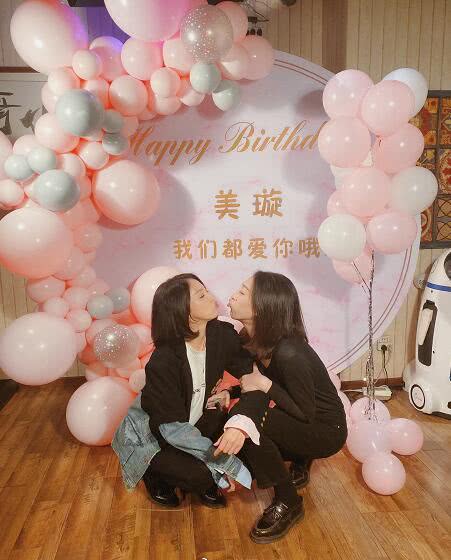 董璇办37岁生日会关悦等好友到场 甜笑许愿单身状态好