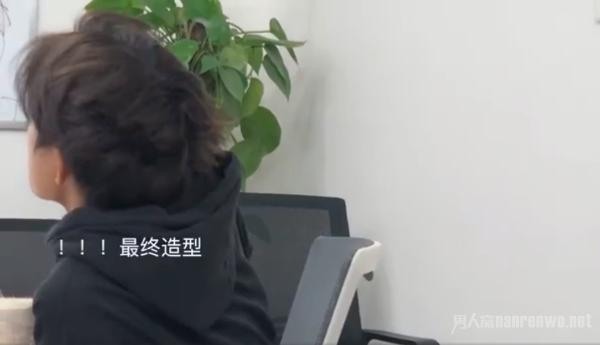素颜加班的易烊千玺 突然眨巴眼睛超级苏 撩到了