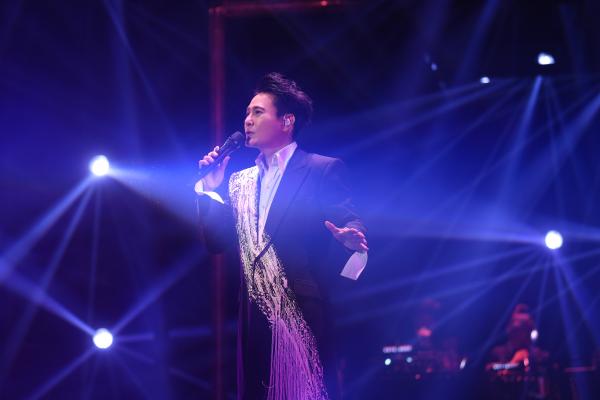 张信哲演唱会首登佛山 感恩歌迷泪洒“未来式”舞台