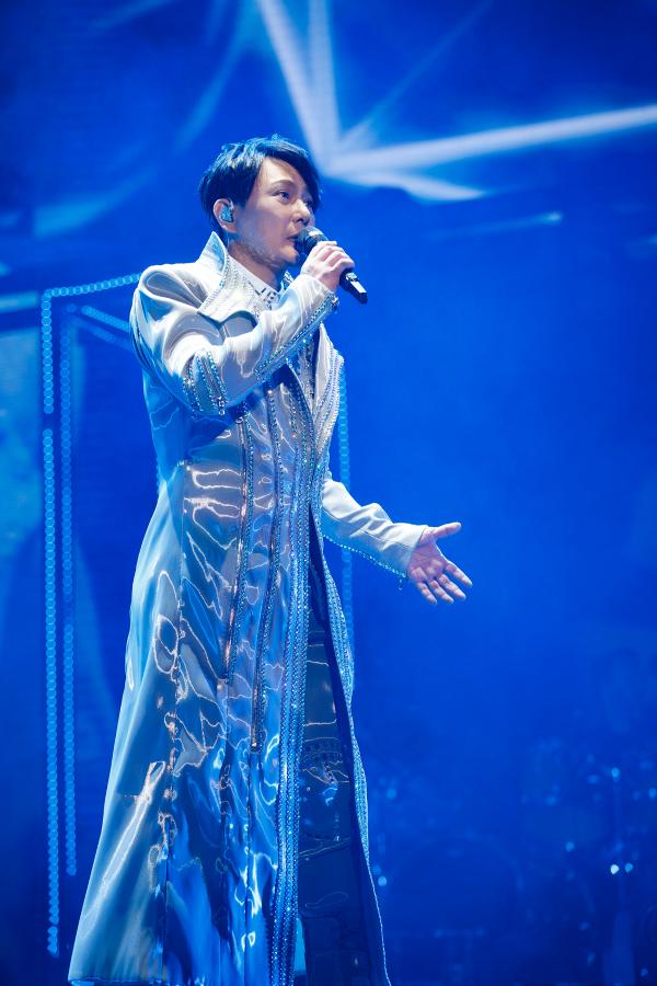 张信哲演唱会首登佛山 感恩歌迷泪洒“未来式”舞台