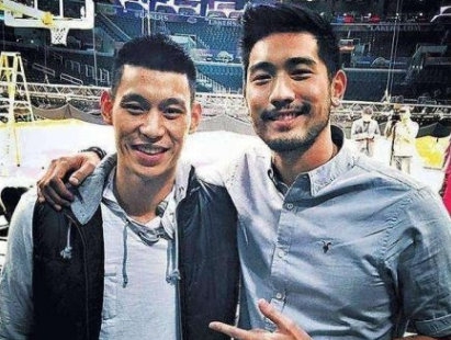 林书豪为缅怀高以翔在球鞋上印两人合影：永远的兄弟