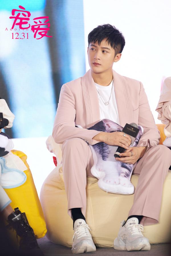 吴磊张子枫《宠爱》组“发小”CP 陈伟霆曝被狗咬