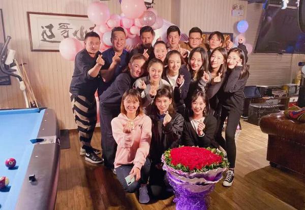 董璇办37岁生日会关悦等好友到场 甜笑许愿单身状态好