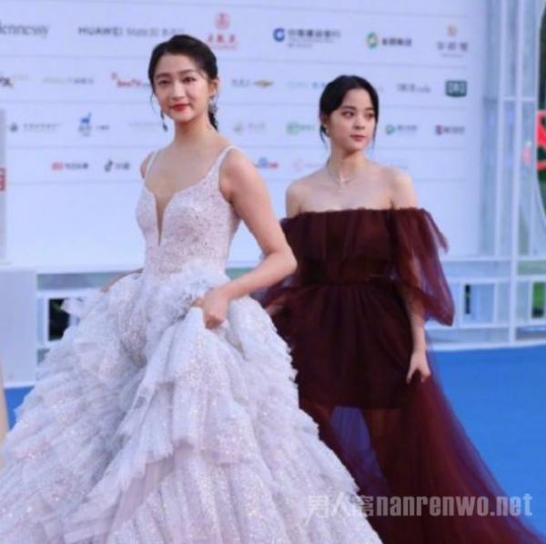 欧阳娜娜拍了关晓彤的背 结果被关晓彤粉丝骂