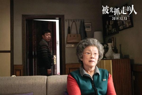 爱情经得住考验吗？《被光抓走的人》曝预告黄渤王珞丹谭卓直面情感危机