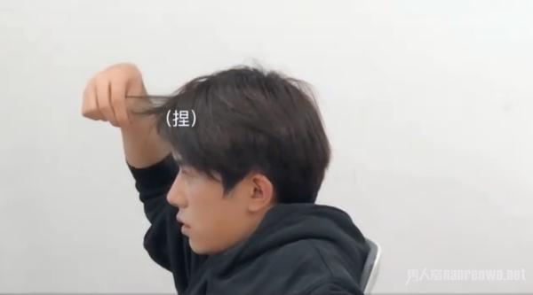 素颜加班的易烊千玺 突然眨巴眼睛超级苏 撩到了