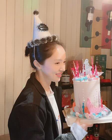 董璇办37岁生日会关悦等好友到场 甜笑许愿单身状态好