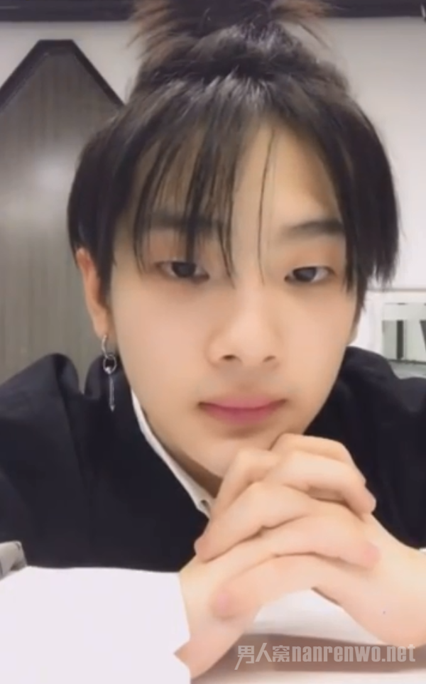 周震南让粉丝给其他艺人应援 轻声细语和粉丝商量