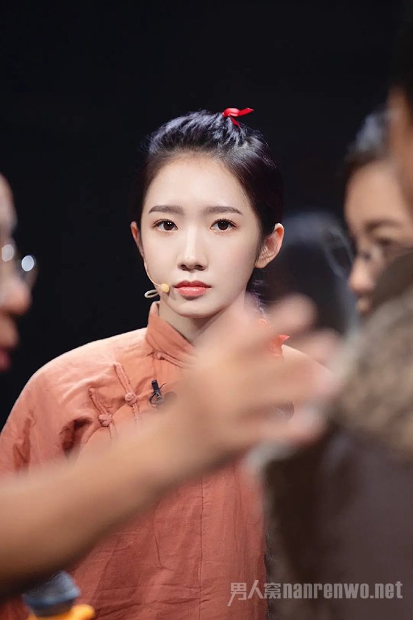 孟美岐古装反串造型 被粉丝吹捧 网友：别再碰瓷林青霞