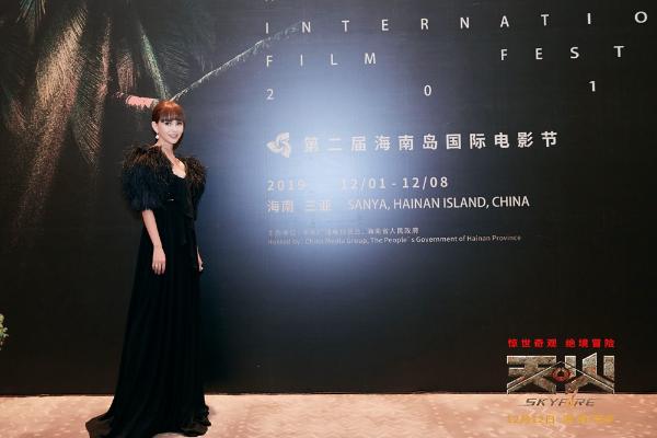 《天火》剧组亮相海南岛国际电影节红毯，昆凌“天火装”惊艳全场