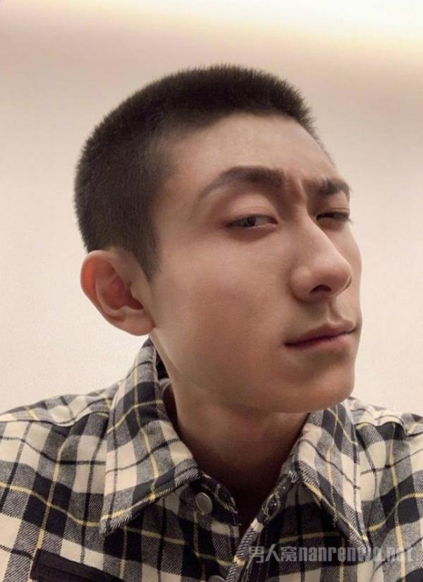 冯小刚郑爽张一山合照 三个人合作一部戏就更好了