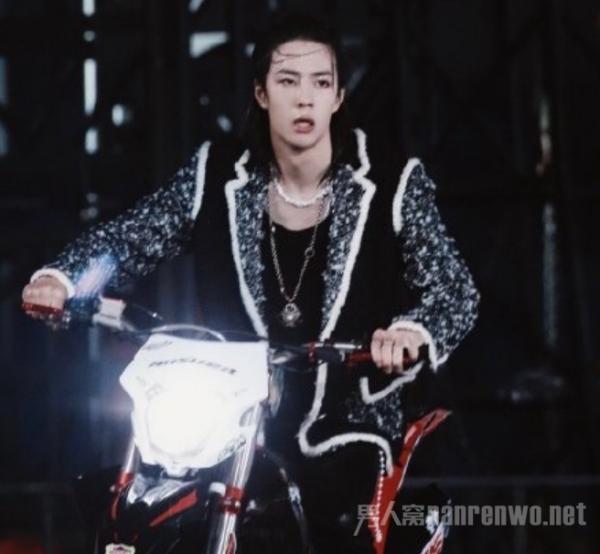 王一博 专业动作请勿模仿 骑着摩托车超酷盖