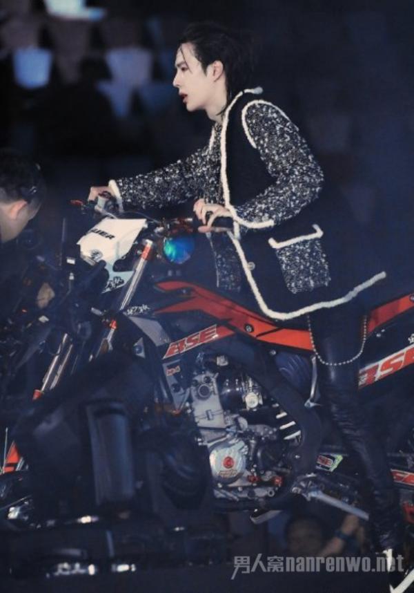 王一博 专业动作请勿模仿 骑着摩托车超酷盖