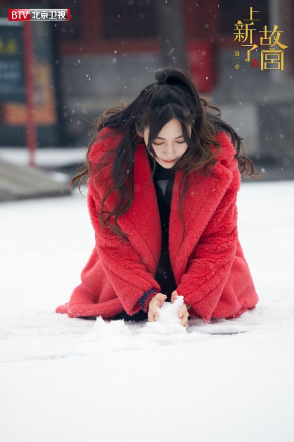 Angelababy解锁故宫的冬日暖阳 藏蓝色毛绒宫装端庄温婉