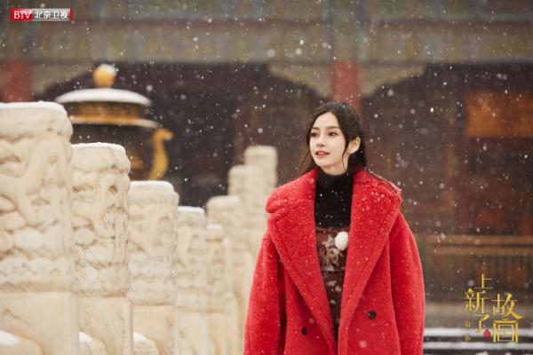 Angelababy解锁故宫的冬日暖阳 藏蓝色毛绒宫装端庄温婉