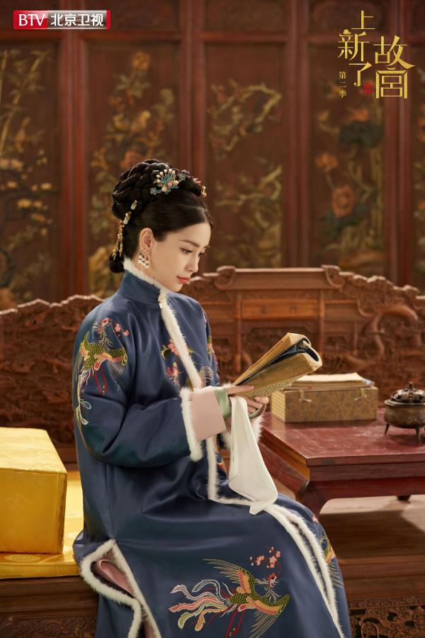 Angelababy解锁故宫的冬日暖阳 藏蓝色毛绒宫装端庄温婉