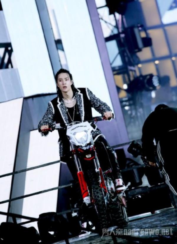 王一博 专业动作请勿模仿 骑着摩托车超酷盖