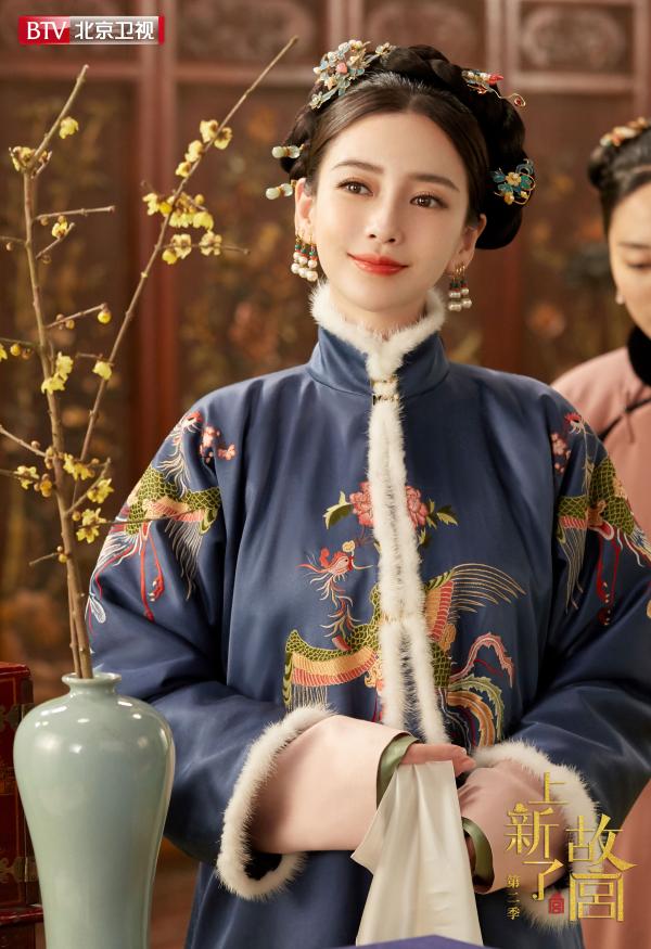 雪落无声金井栏,节目中baby尝试了一身清宫造型,手握腊梅听窗外飞雪.