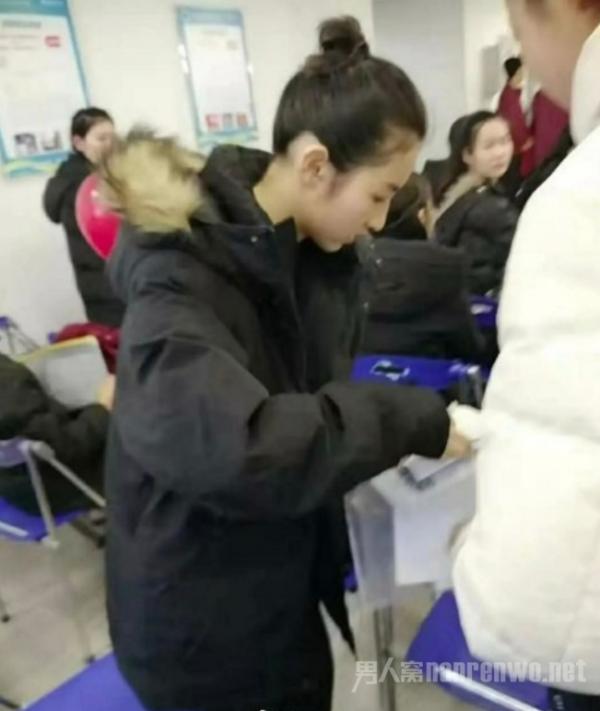 张子枫参加艺考 简单丸子头气质干净 学生气十足